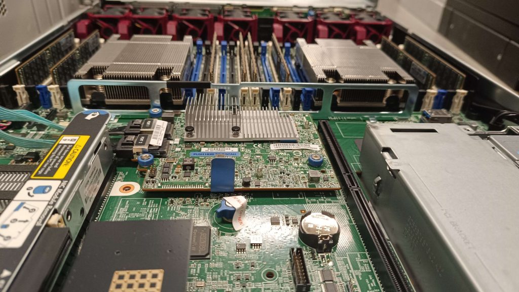 Geöffneter HPE-Server mit Systemplatine, RAID-Controller, CPU-Kühlern und RAM-Bänken