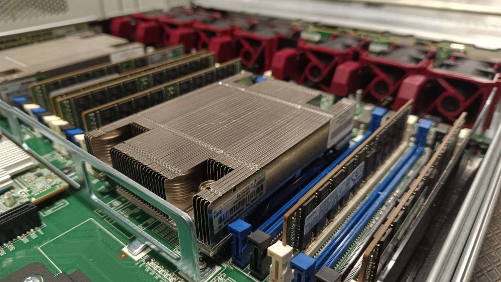 Innenansicht eines HPE-Servers mit CPU-Kühlern, Arbeitsspeicher und Lüftermodulen